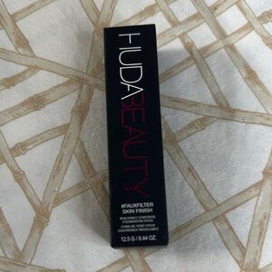 Huda Beauty Radiant Matte Foundation Macchiato 400G  - unused